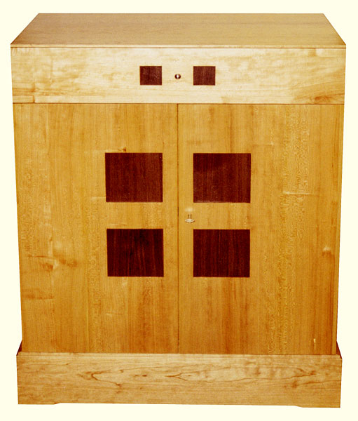 schrank; 2001; kirsche massiv mit nubaumeinlagen;