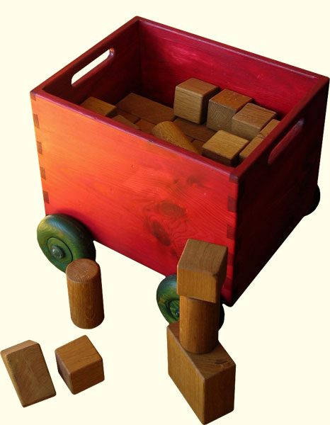 holzkiste gefllt mit bausteinen, kindergartenqualitt.