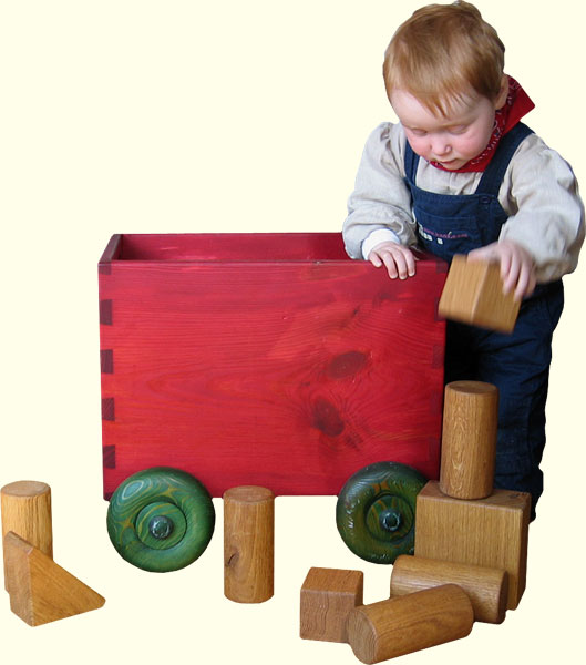 holzkiste gefllt mit bausteinen, kindergartenqualitt.